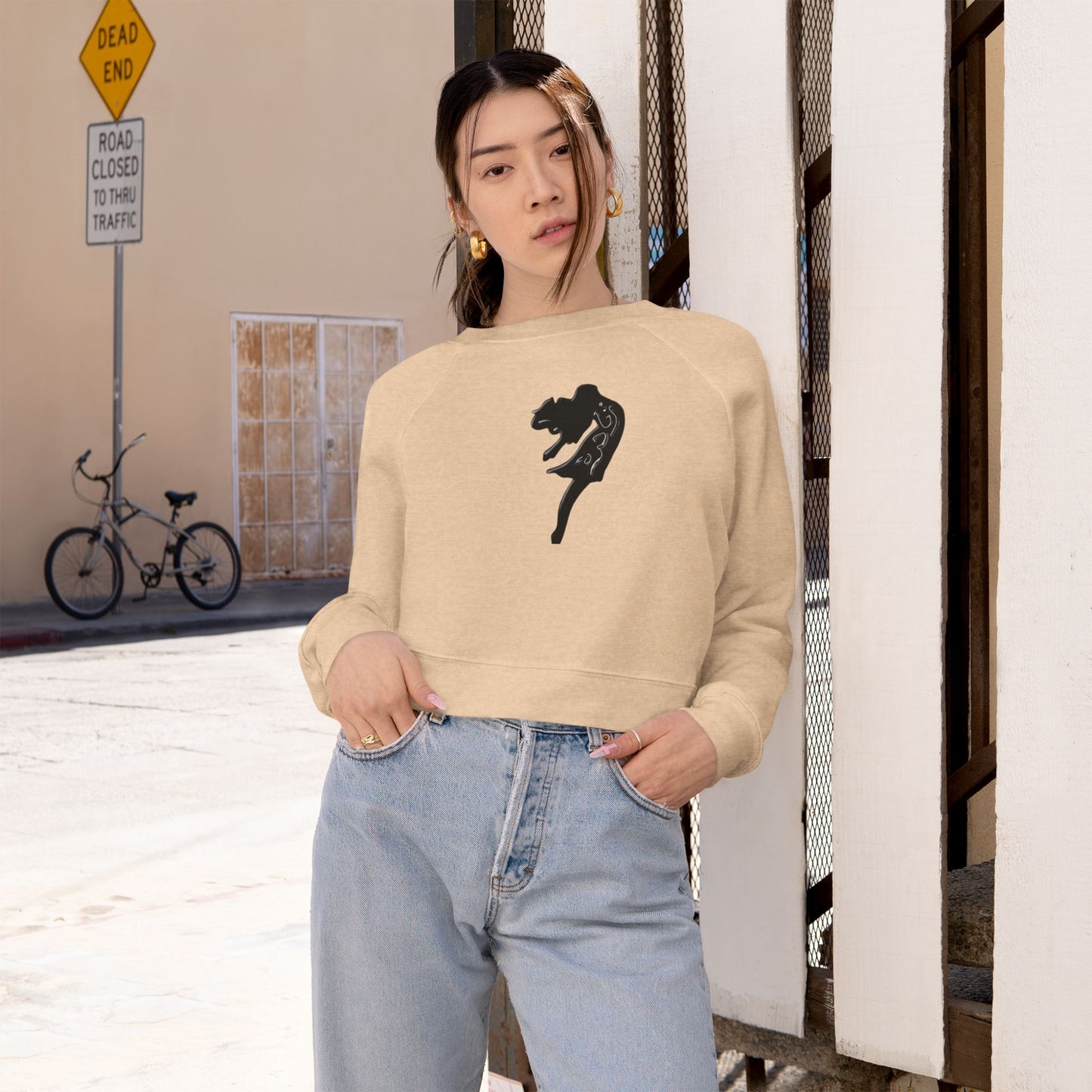 Cropped Sweatshirt with Arabic Text 'I am Free' within the design.