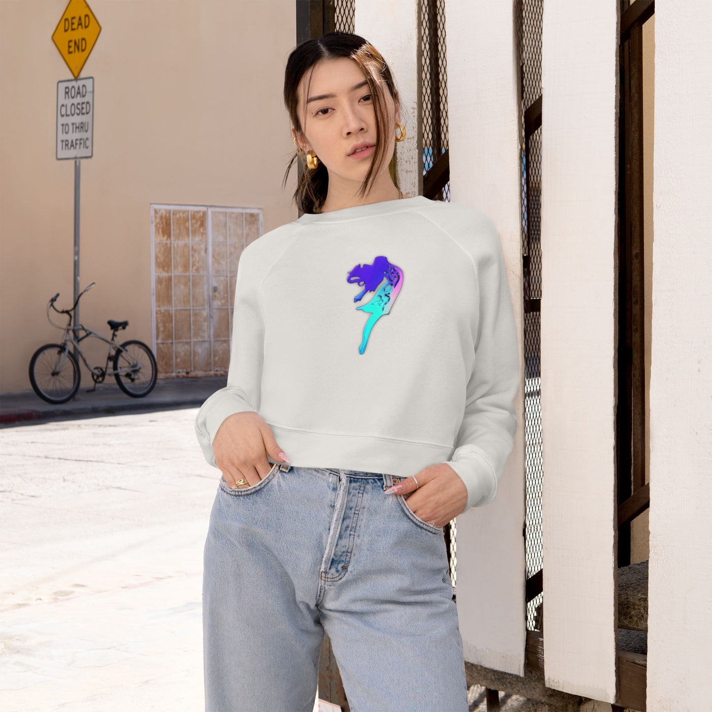 Cropped Sweatshirt with Arabic Text 'I am Free' within the design.